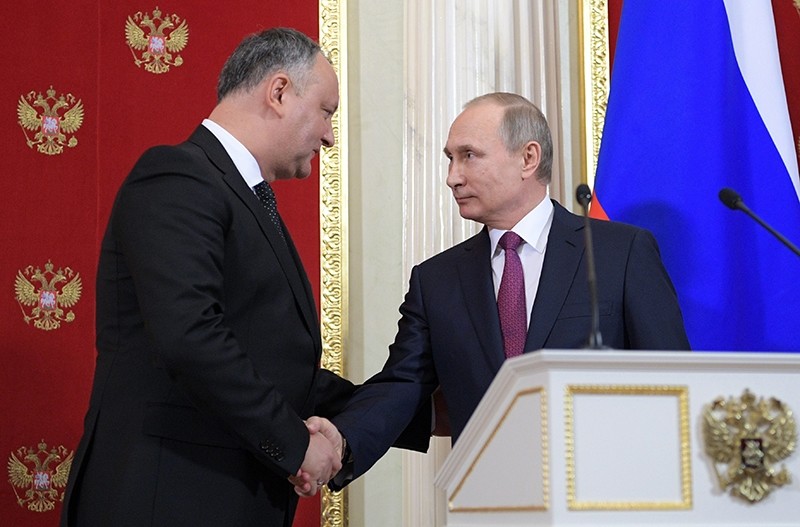 Russian President Vladimir Putin (R) shakes hands with Moldovan President Igor Dodon (L) during a joint press conference at the Kremlin in Moscow (EPA Photo)