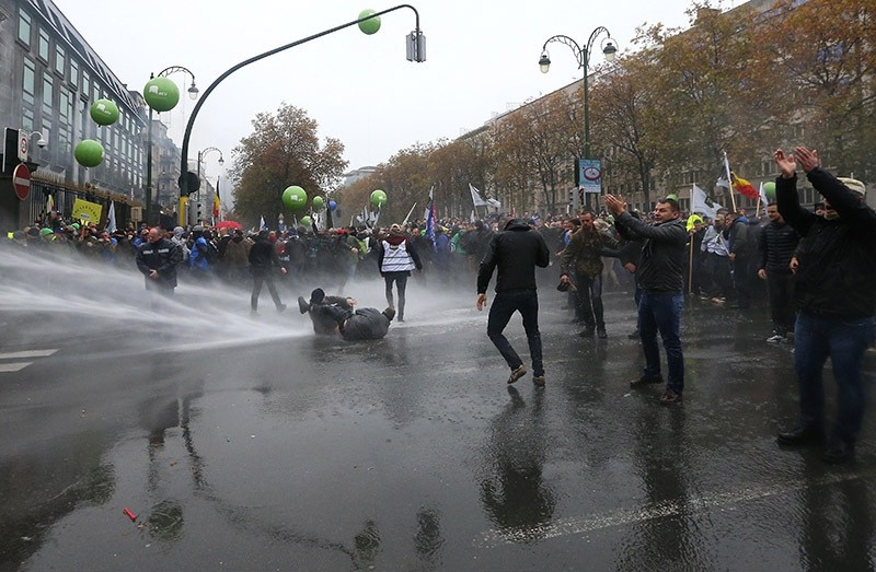 Police water cannon disperses demonstration organized by the Belgian military unions in Brussels to protest against a decision by the gov't to raise the retirement age. Nov. 15, 2016. (AFP Photo)