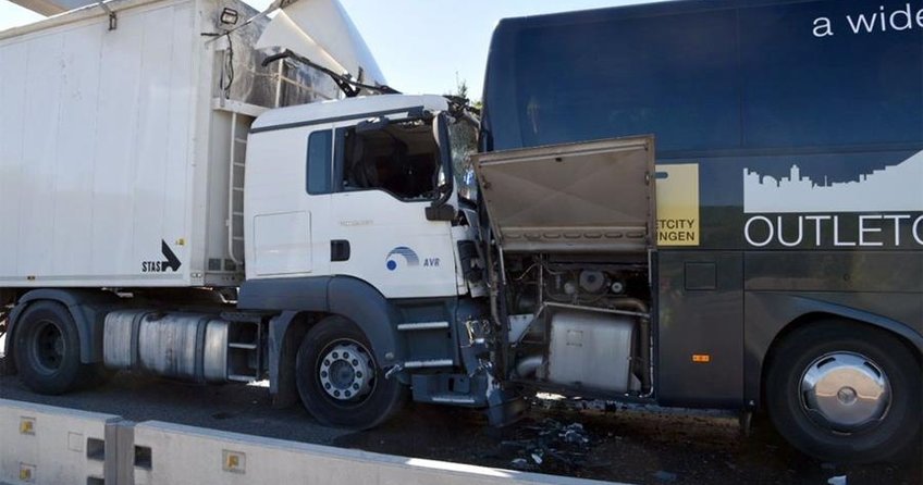 TIR, otobüse arkadan çarptı