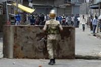 Kashmiri protesters prepare to throw stones at Indian police during clashes in Srinagar, the summer capital of Indian Kashmir, 10 July 2016. (EPA Photo)