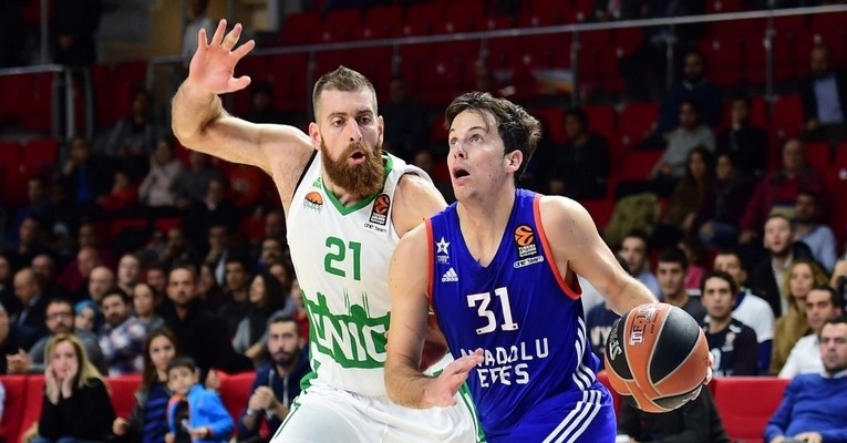 Thomas Heurtel starred with 24 points and 8 assists as Efes smashed its club record for assists with 34.