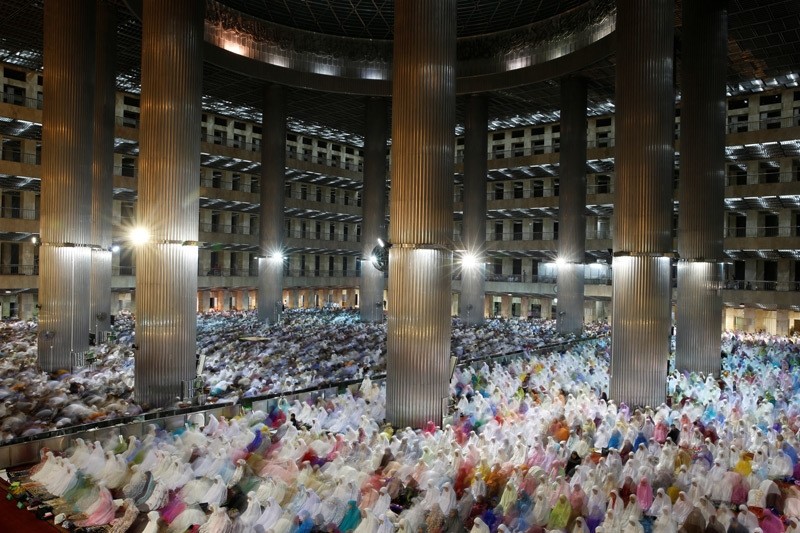 Muslims attend the Ramadan tarawih prayer at Istiqlal mosque in Jakarta, Indonesia, June 5, 2016.  REUTERS Photo