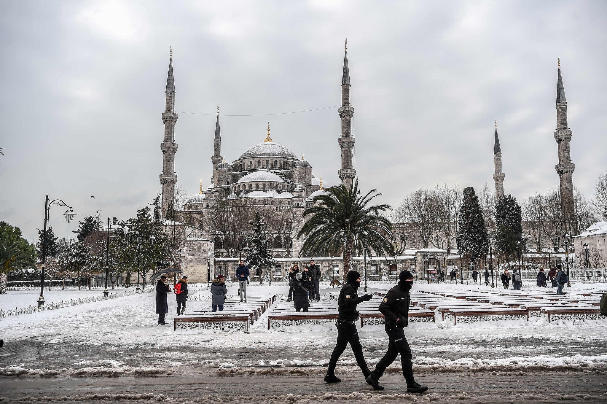 Turkish anti riot police officers patrol around the Blue mosque (Sultan Ahmet) during snowfall in Istanbul on January 8, 2017. (AFP Photo)