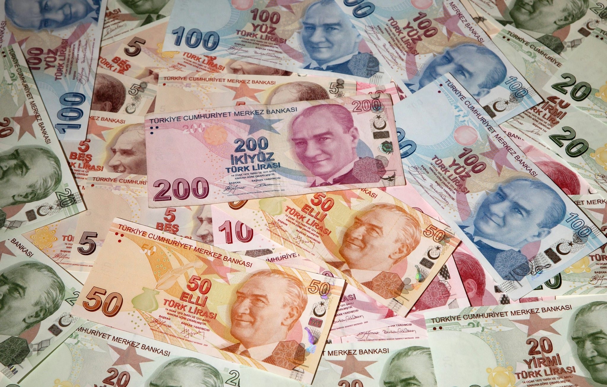 Turkish lira banknotes are seen in this picture illustration taken in Istanbul October 18, 2011. (REUTERS Photo)