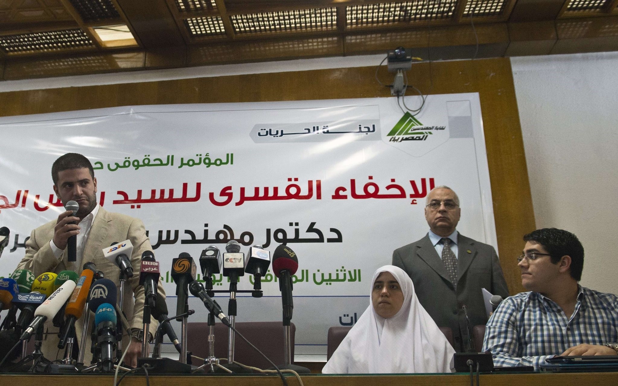 Osama (L), Shaimaa (C) and Abdulah (R) Mohamed Morsi, the sons and daughter of Egypt's ousted president Mohamed Morsi give a press conference in Cairo on July 22, 2013. (AFP Photo)