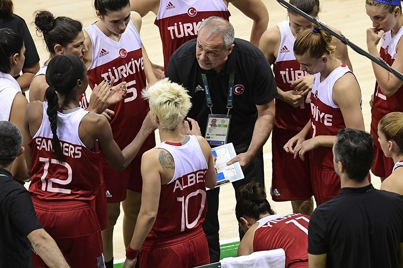 Turkey's head coach Ekrem Memnun (C) speaks to his players during a Women's round Group A basketball match between Australia and Turkey at the Youth Arena in Rio de Janeiro on August 7, 2016 during the Rio 2016 Olympic Games. (AFP Photo)