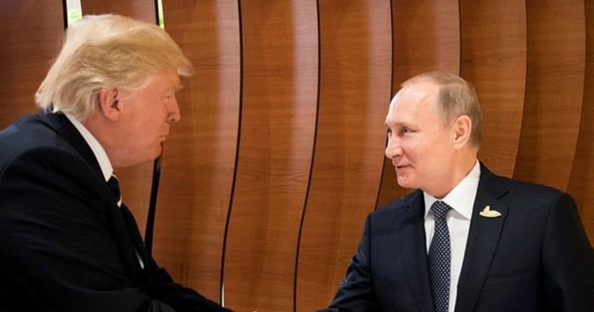 Putin ve Trump el sıkıştı