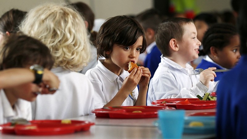 Students eat lunch at Salusbury Primary School in northwest London June 11, 2014 (Reuters Photo)