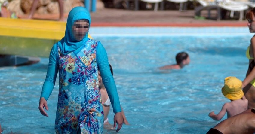 İtalyada haşema giyen kadın havuzdan çıkarıldı