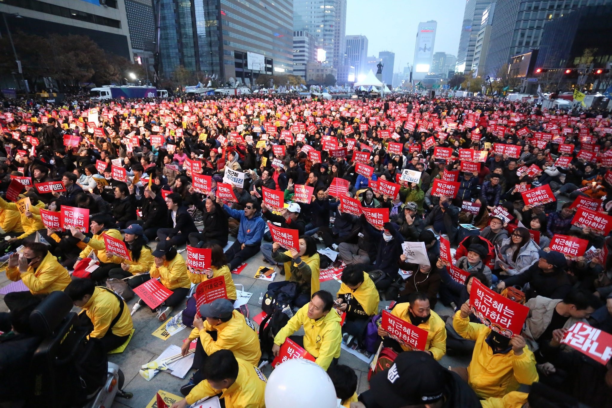 South Koreans shout slogans as they carry placards reading 'Park Geun-Hye Out' during a rally against South Korean President Park Geun-Hye on a main street in Seoul, 19 Nov. 2016. (EPA Photo)