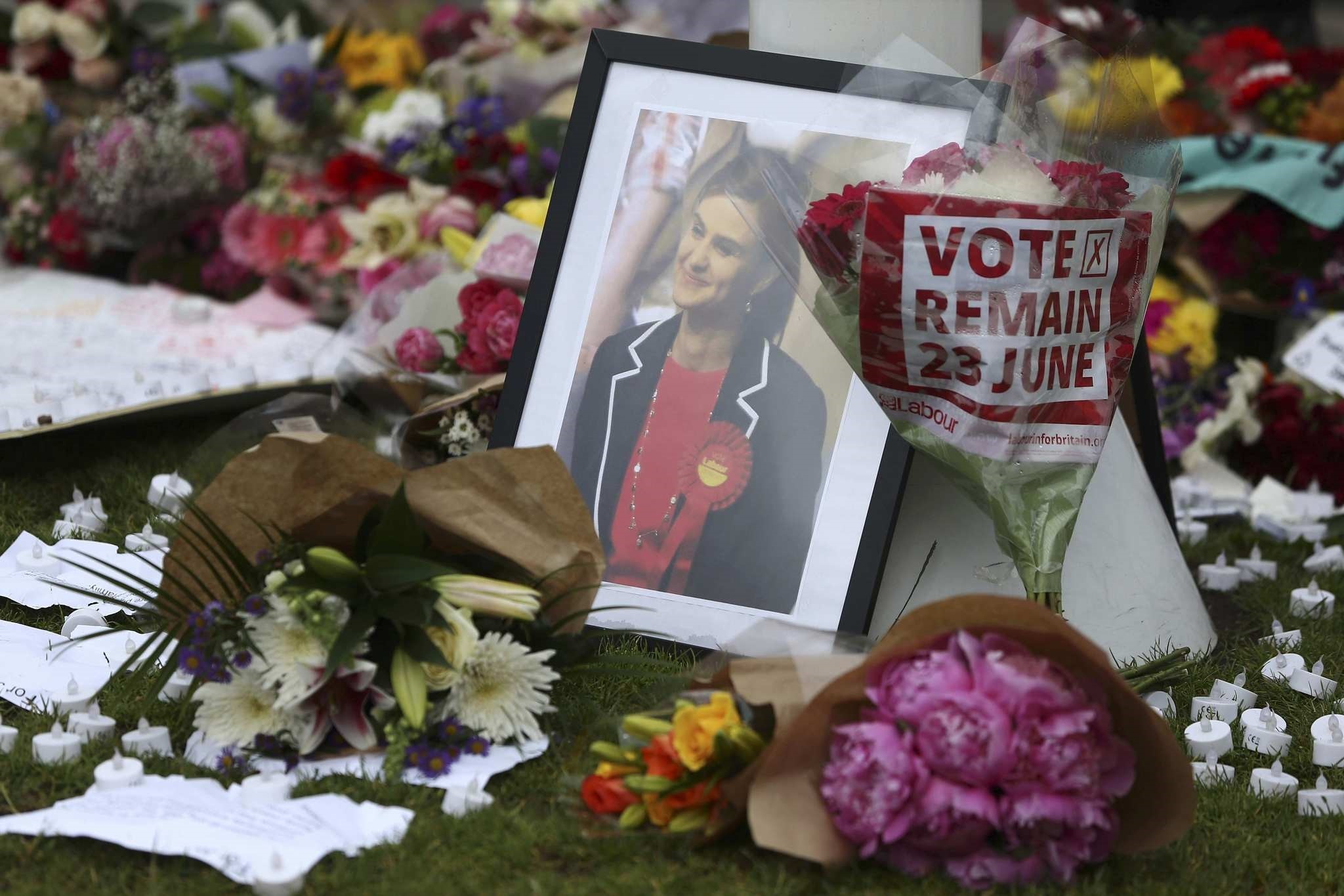 Tributes in memory of murdered Labour Party MP Jo Cox, who was shot dead in Birstall, are left at Parliament Square in London, Britain June 18, 2016. (REUTERS Photo)