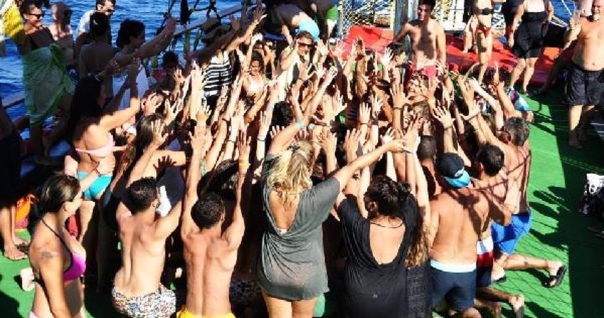 Bodruma gelen yabancı turistlerin mavi yolculuk keyfi