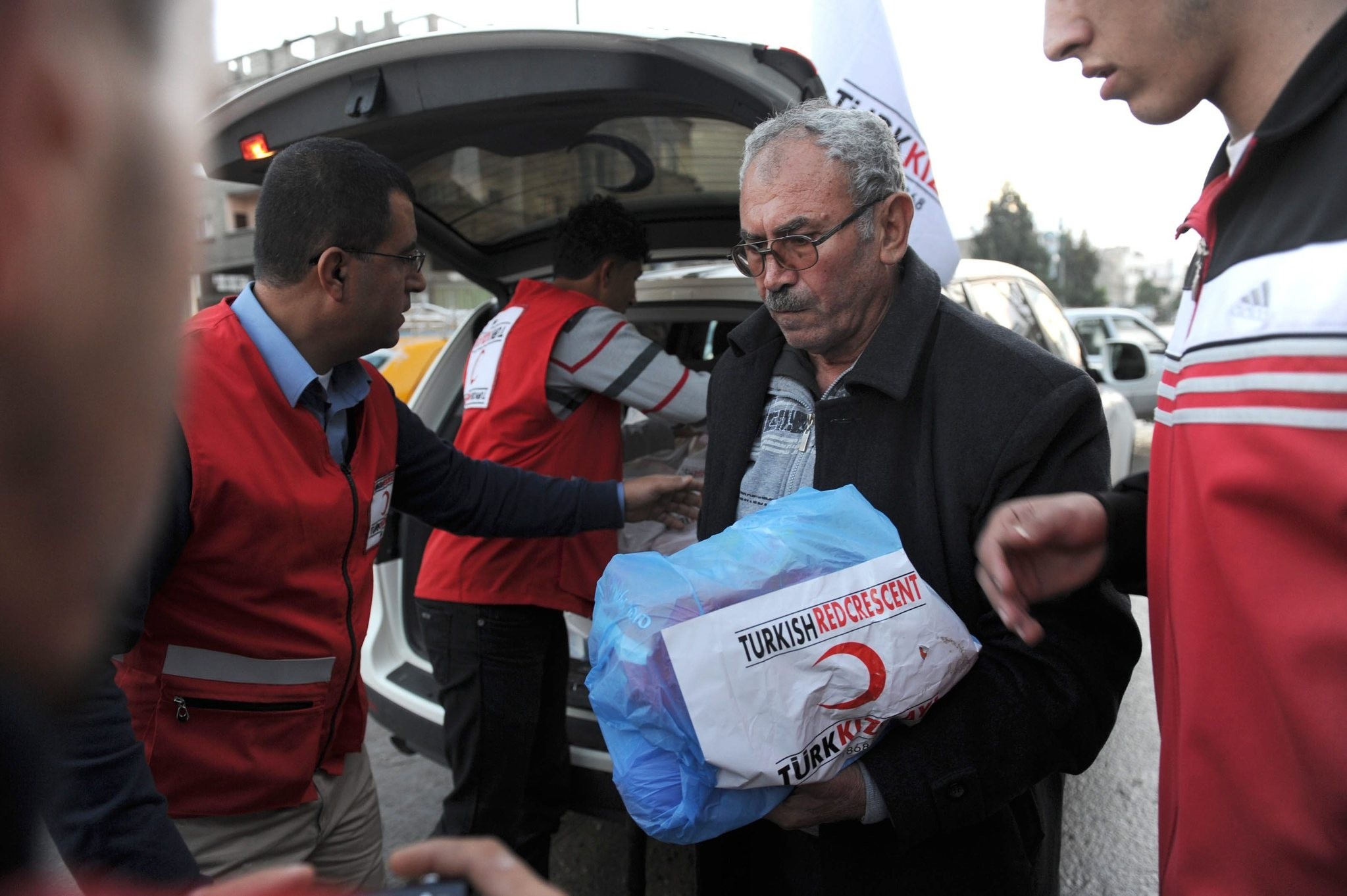 Turkish Red Crescent delivering humanitarian aid to the people of Gaza in 2013. (Photo by Kutup Dalgaku0131ran)