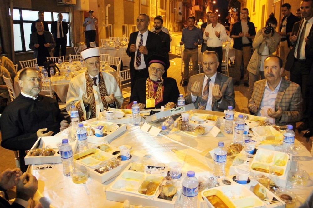 Chief rabbi of Jewish community İsak Haleva (below,center) accompanied muftis and a Christian priest at an iftar table.