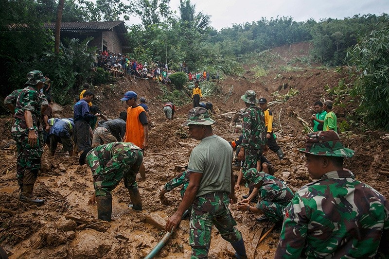 Indonesian soldiers search for landslide victims at Caok village in Purworejo, Central Java province, Indonesia, June 19, 2016. (Reuters Photo)