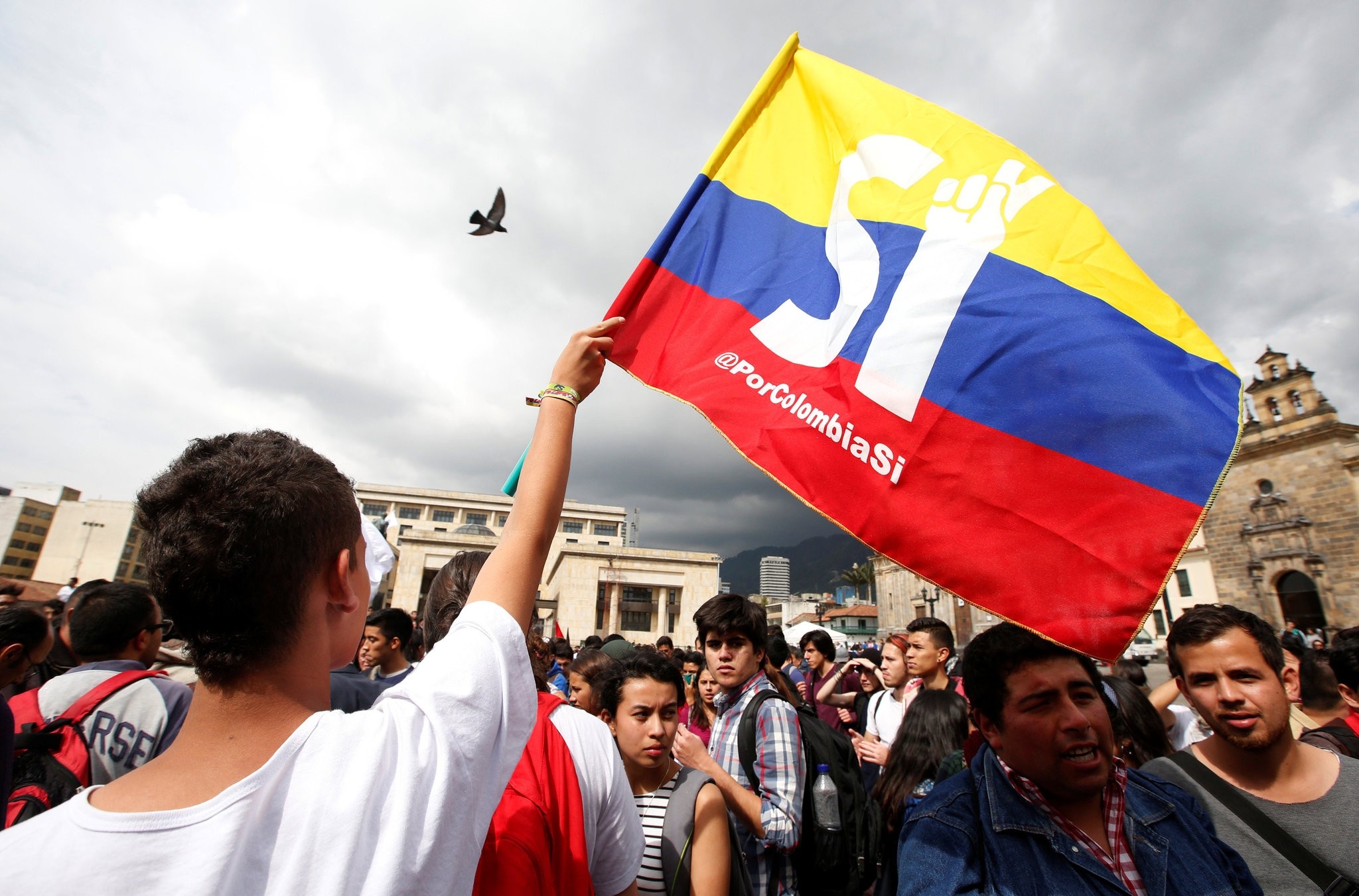 University students and supporters of the peace deal signed between the government and Revolutionary Armed Forces of Colombia (FARC) guerillas display a flag during a rally in front of Congress in Bogota, Colombia Oct. 3, 2016. (REUTERS Photo)