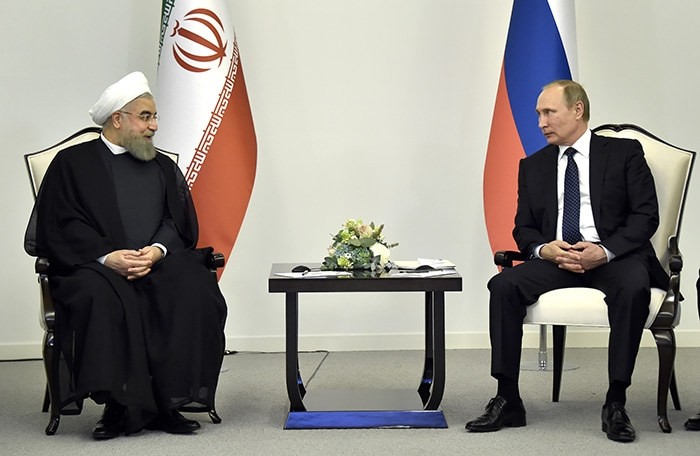 Russian President Vladimir Putin, right, meets with Iranian President Hassan Rouhani in Baku, Azerbaijan on Monday, Aug. 8, 2016 (AP Photo)