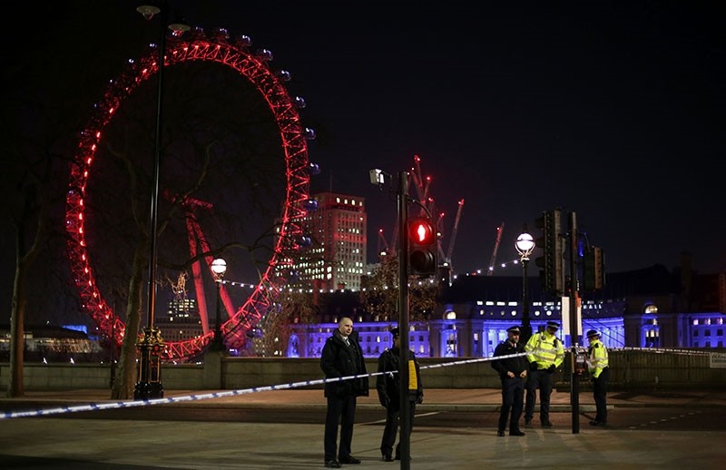 Police officers stand on duty near the cordoned-off Victoria Embankment in London on January 19, 2017, following the discovery of a suspected World War II bomb in the River. (AFP Photo)