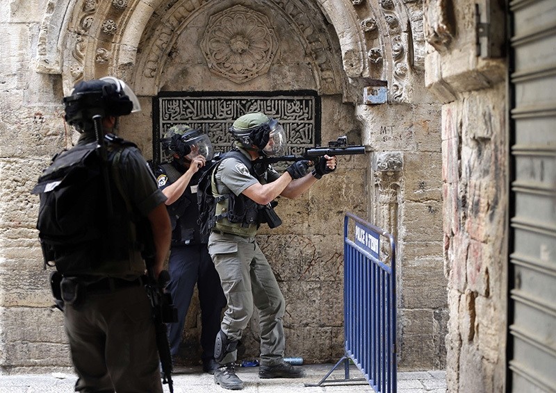 Israeli police shooting Palestinian demonstrators in a street of the Muslim quarter in Jerusalem's old city during clashes with Israeli police, Sept. 15, 2015. (AFP Photo)
