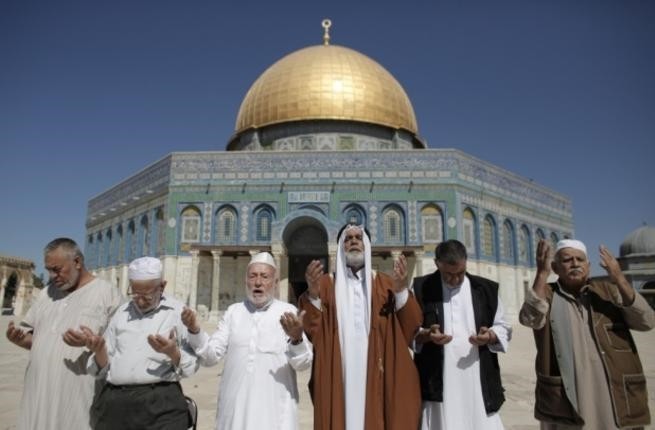 Gazans praying at Al-Aqsa mosque. (AFP Photo)