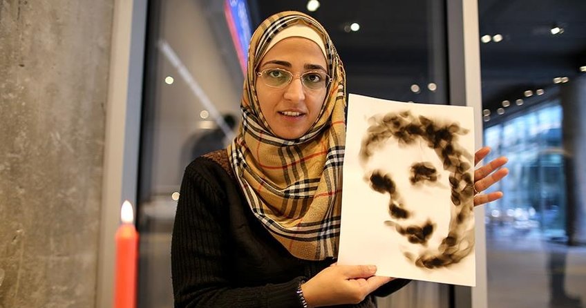 Suriyeli ressam Felek el Gazzi, mum alevini sanat eserine dönüştürüyor