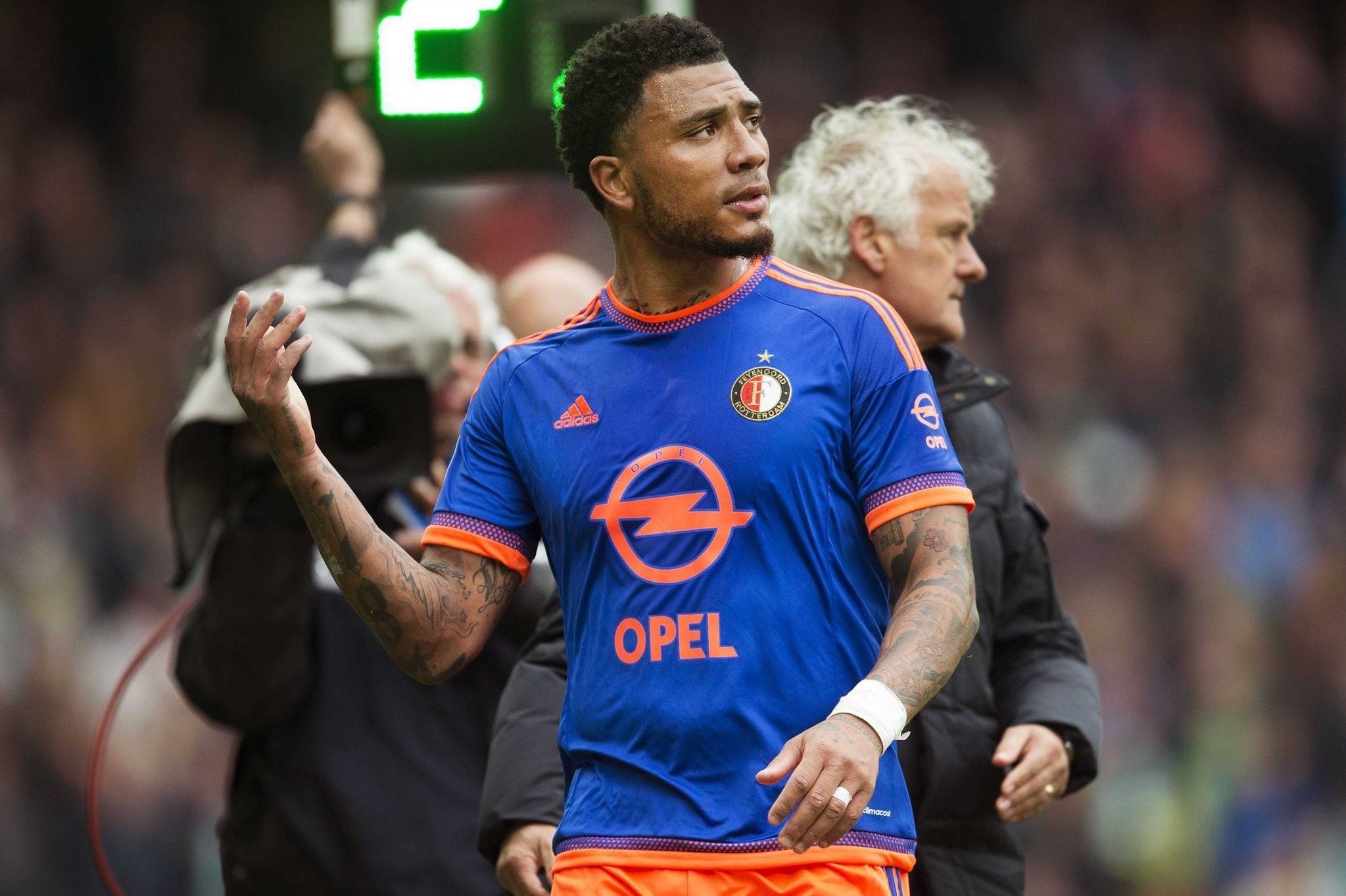  Feyenoord Rotterdam player Colin Kazim Richards is substituted during the Dutch Eredivisie match at Euroborg stadium in Groningen, The Netherlands, 26 April 2015. (EPA Photo)