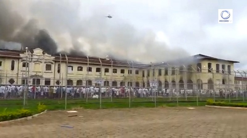 Video grab released by Record TV showing smoke billowing from Bauru's Penitentiary Progression Center (CPP3), 330 km from Sao Paulo, Brazil, on Jan. 24, 2017. (AFP Photo)