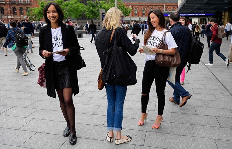 Pro-remain campaigners from ,Operation Croissant,, a French pro-EU group, hand out postcards written by Parisians urging people in the UK to vote to remain in the EU, to commuters at Kings Cross Station in London on June 22, 2016 (AFP Photo9