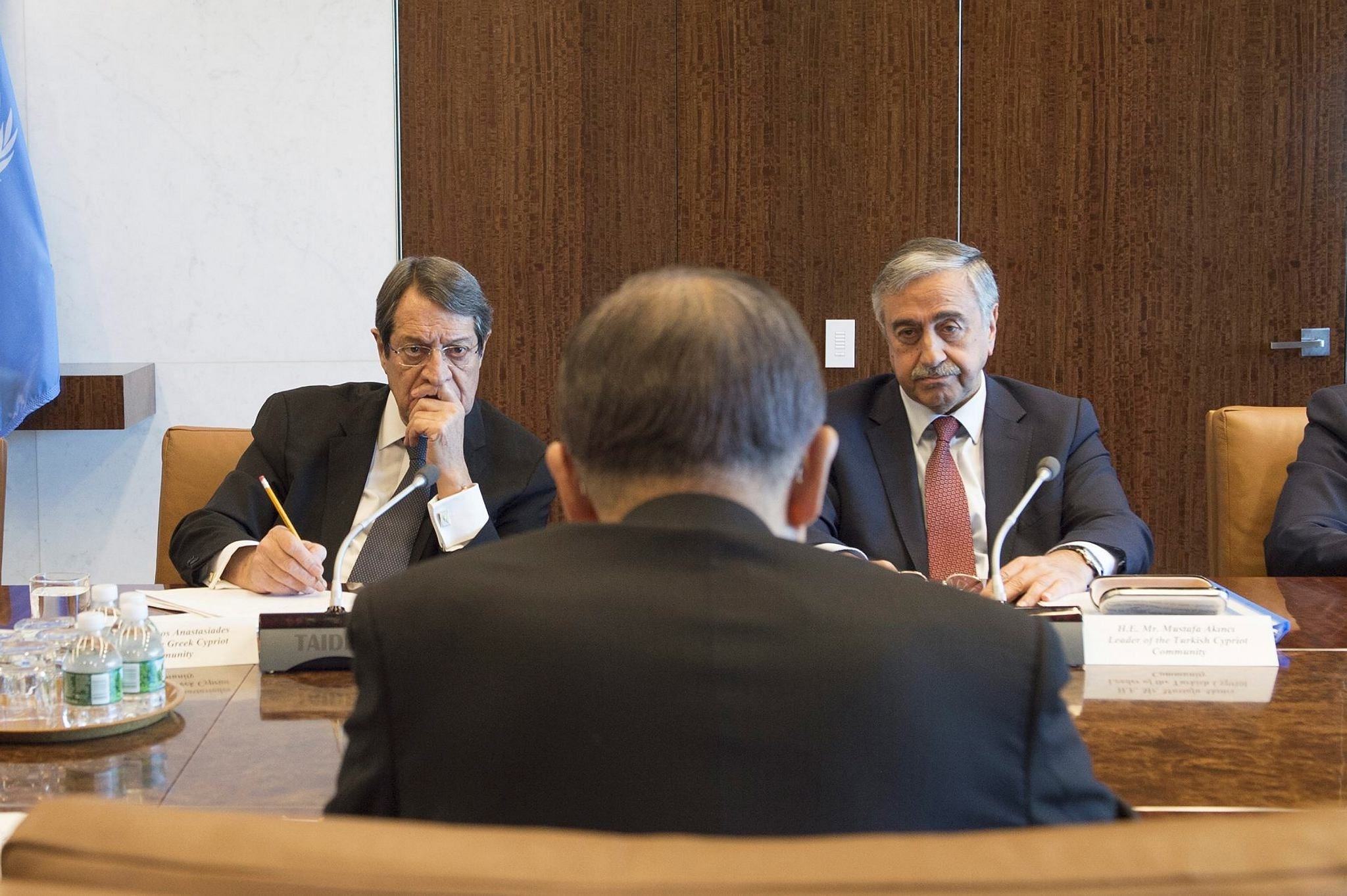 Cypriot President Nicos Anastasiades, left, Turkish Cypriot leader Mustafa Akinci, right (AA Photo)