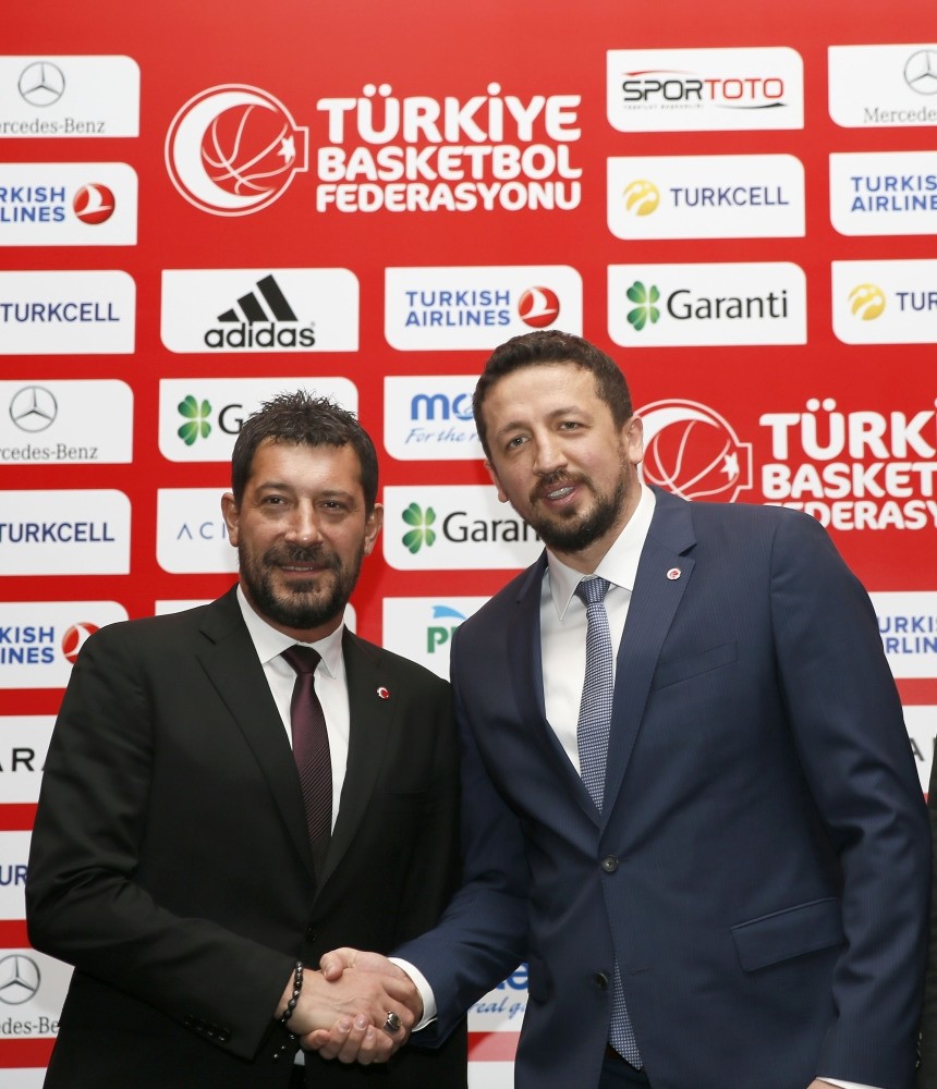 Hidayet Tu00fcrkou011flu (R), the TBF president shakes hands with Ufuk Saru0131ca.