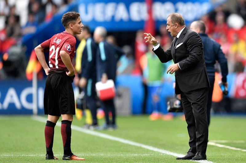 Turkey coach Fatih Terim, right, talks to 18-year-old player Emre Mor during the Euro 2016 Group D soccer match between Turkey and Croatia at the Parc des Princes stadium in Paris, France, Sunday, June 12, 2016. (AP Photo)