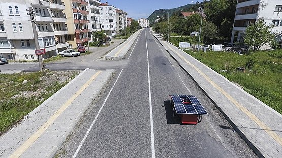 Güneş enerjisiyle çalışan otomobil yaptılar