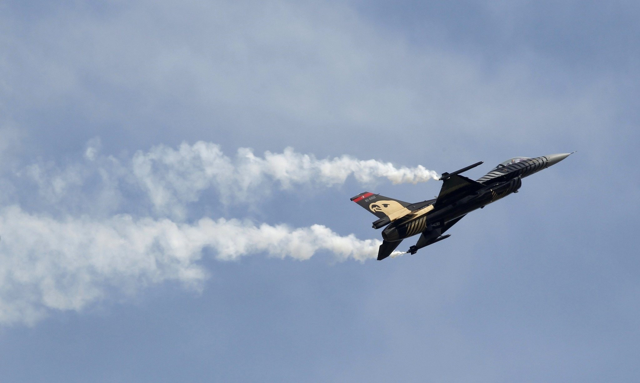A F-16 Solo Display Team performs over the Akinci Millitary Air Base during an event as part of celebrations of the 100th anniversary of the Turkish Air Force in Ankara April 15, 2011. (REUTERS Photo)