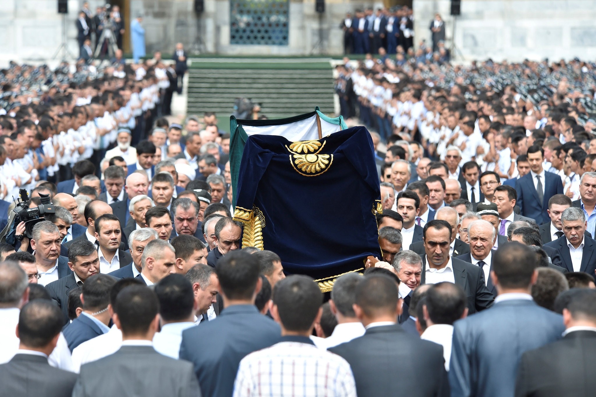 People carry a coffin during a mourning ceremony following the death of Uzbek President Islam Karimov, in Registan Square in Samarkand, Uzbekistan, September 3, 2016. (REUTERS Photo)