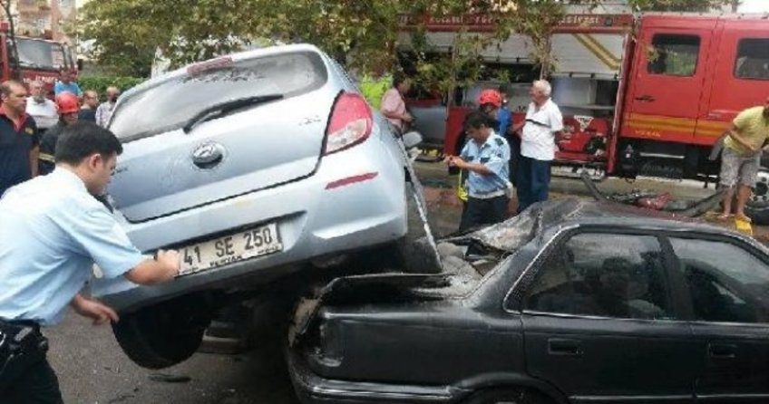 Otomobiliyle park halindeki otomobilin üzerine uçtu