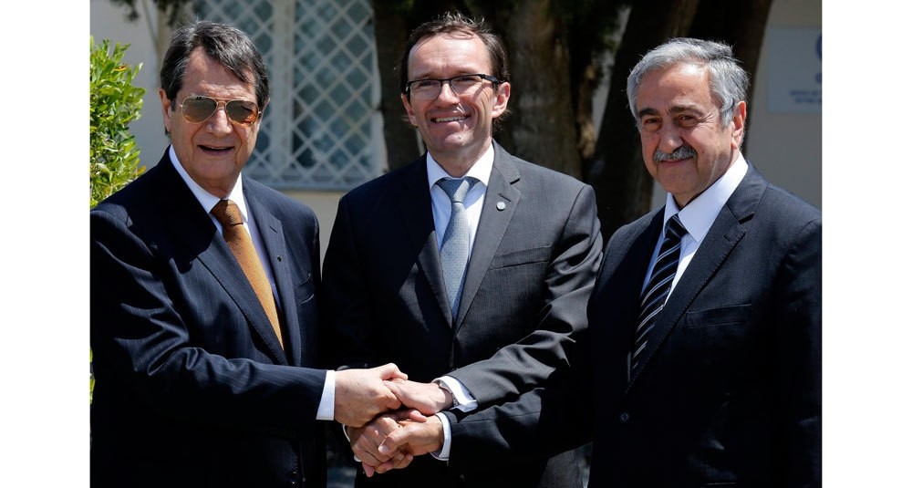 Greek Cypriot leader Nicos Anastasiades (L), UN Cyprus envoy Espen Barth Eide (C) and Turkish Cypriot President Mustafa Aku0131ncu0131