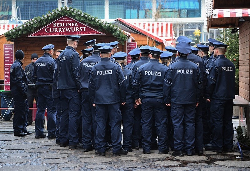 Police officers standing by a stall near the site of the attack at the Christmas market at Breitscheidplatz in Berlin, Germany, 21 December 2016. (EPA Photo)