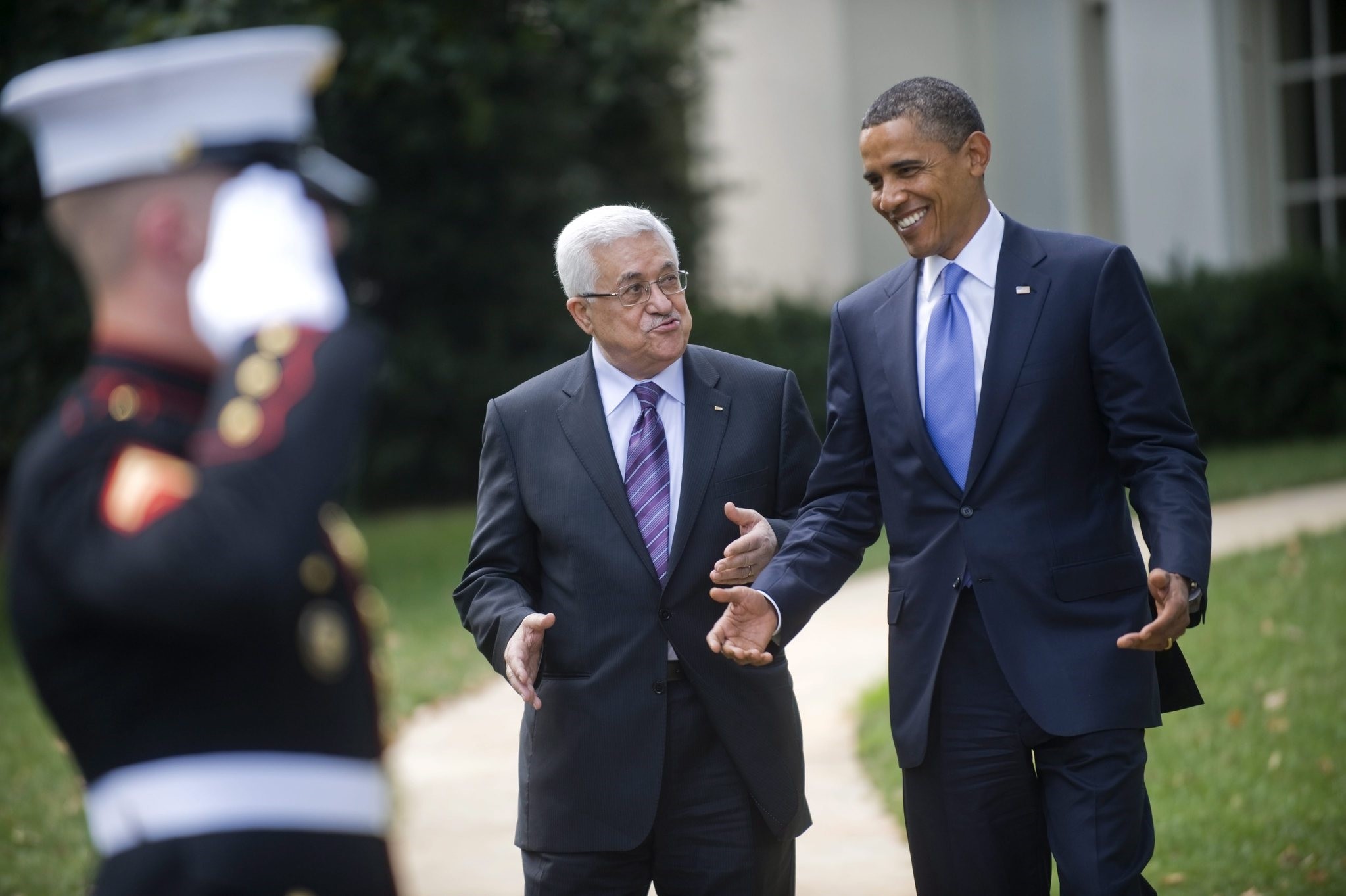 US President Barack Obama (R) talks with Palestinian Authority President Mahmoud Abbas (C), after a meeting in the Oval Office of the White House in Washington, DC, USA. (EPA Photo)