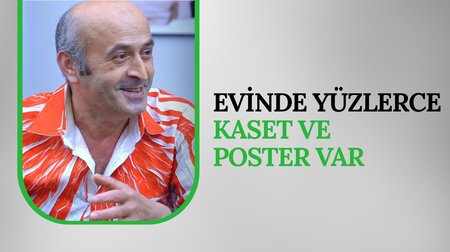 Evinde yüzlerce kaset ve poster var