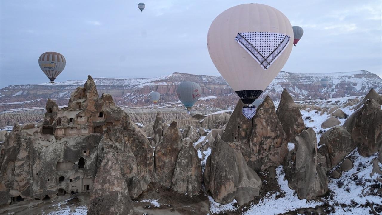 Balon bermotif keffiyeh, yang disiapkan dan diluncurkan oleh Yayasan Kebudayaan dan Peradaban (KÜME), melayang di langit Cappadocia.

