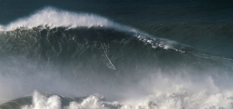 80-FOOT WAVE IN PORTUGAL GIVES BRAZILIAN SURFER WORLD RECORD