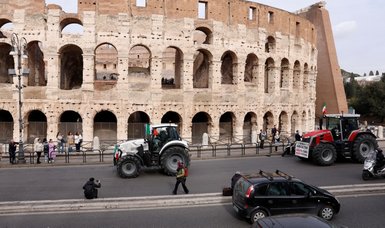 Italian farmers stage symbolic protest by the Colosseum