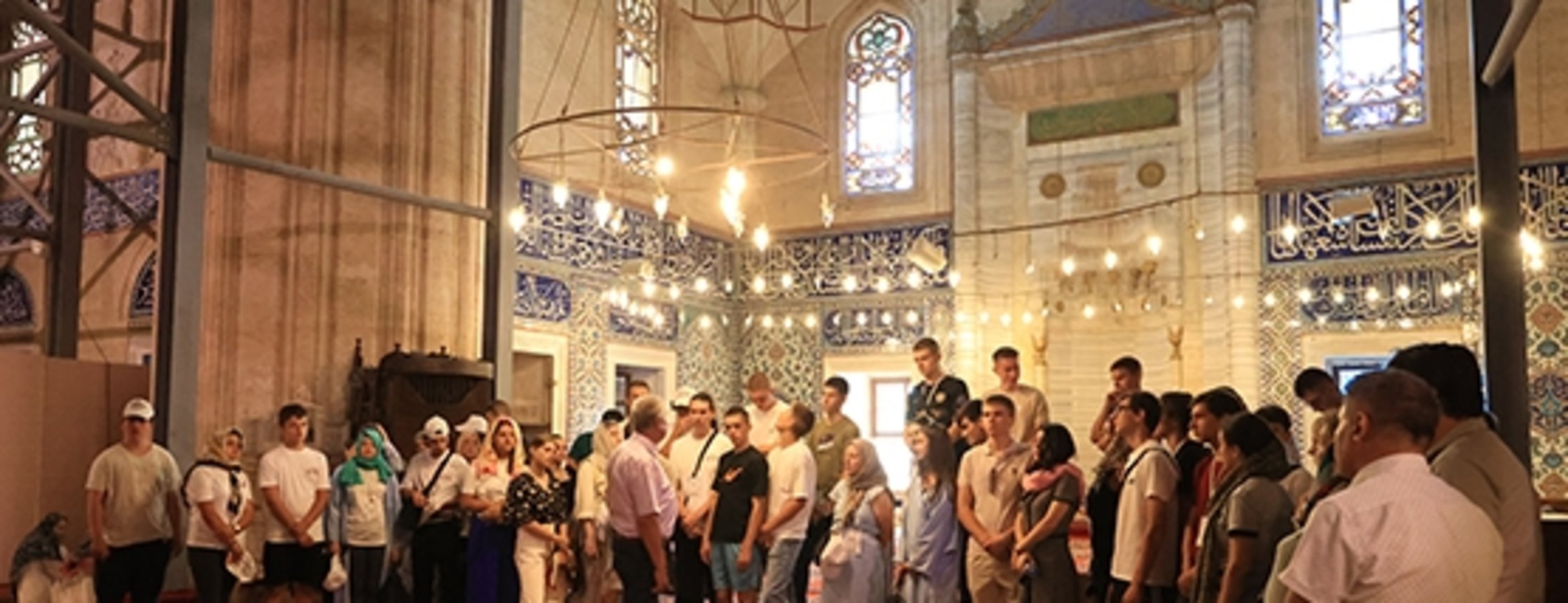 Edirne’deki yaz kampına katılan Balkanlar’da yaşayan öğrenciler Selimiye Camisi’ni gezdi
