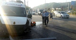 Servis minibüsü otomobille çarpıştı: 12 kadın işçi yaralandı