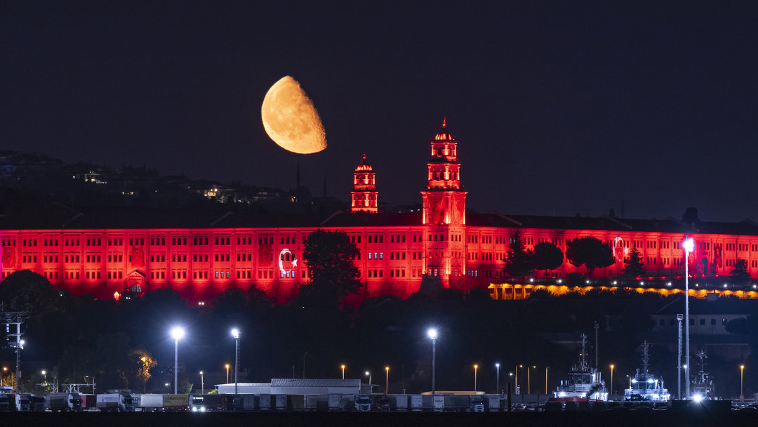 İSTANBUL’DA YARIM AY