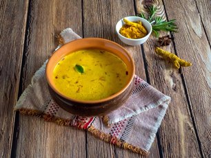 Zerdeçallı Tavuk Suyu Çorbası