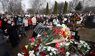 'Noon against Putin': thousands of Russians turn out to fulfil Navalny's 'last wish'