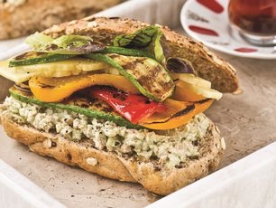 Izgara Sebzeli ve Avokado Soslu Sandviç