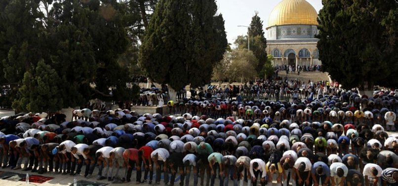 THOUSANDS OF PALESTINIANS PRAY AT JERUSALEMS AL-AQSA MOSQUE