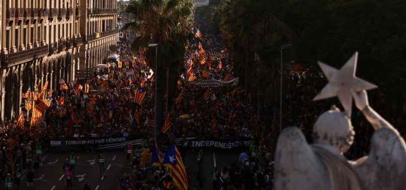 TENS OF THOUSANDS OF CATLONIANS DEMONSTRATE FOR INDEPENDENCE